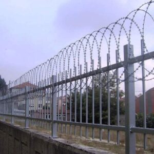 Cloture A Grillage Avec Barbele