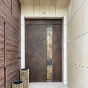 Porte D’entrée Avec Revêtement En Grès Et En Laiton Vieilli